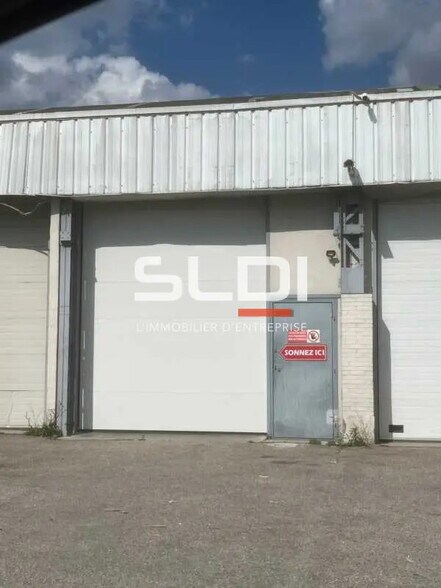 Office in Vénissieux for lease - Building Photo - Image 1 of 4