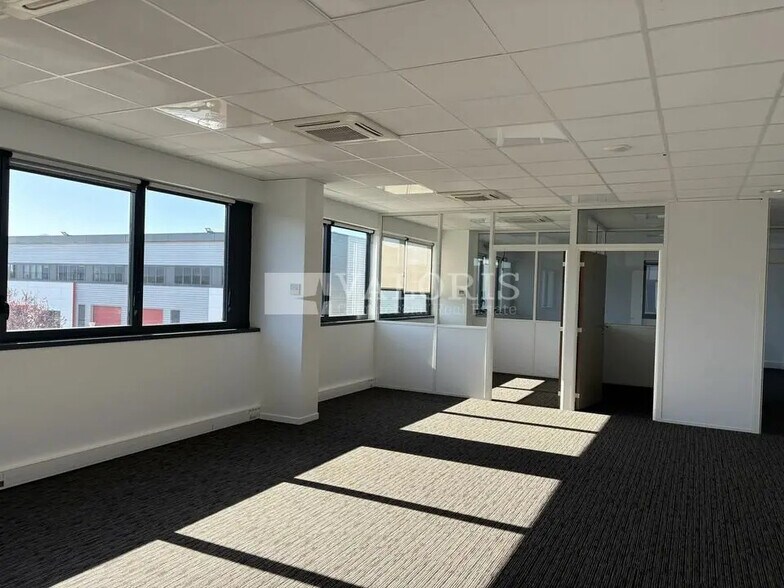 Office in Meyzieu for lease - Interior Photo - Image 3 of 6