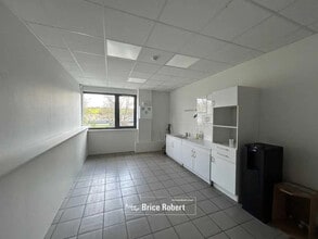 Flex in Chaponost for lease Building Photo- Image 1 of 3