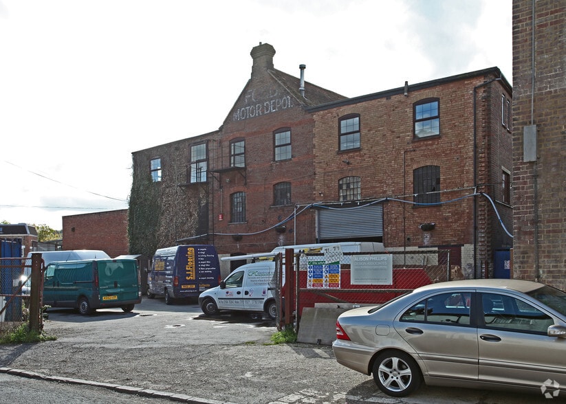 99 Waterside, Chesham for sale - Primary Photo - Image 1 of 3