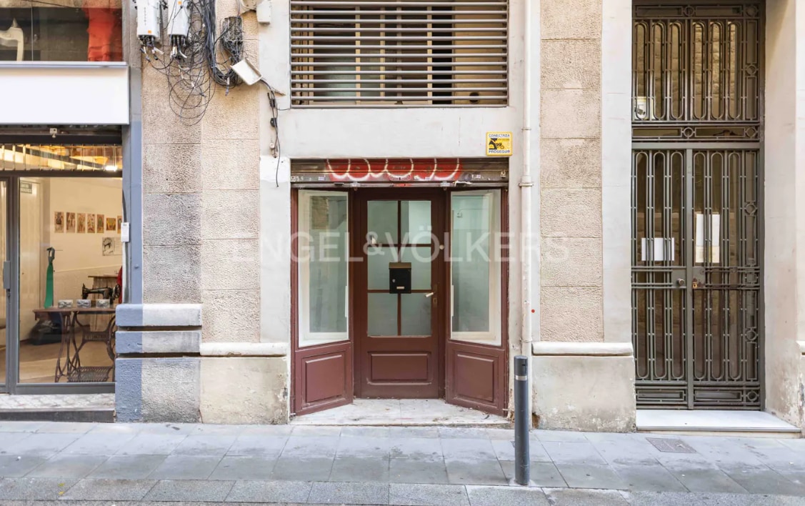 Barcelona, BAR 08012 -  -  - Interior Photo - Image 1 of 9