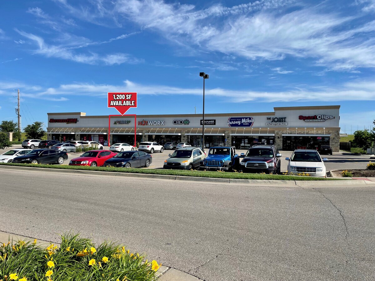 2564 N Greenwich Rd, Wichita, KS 67226