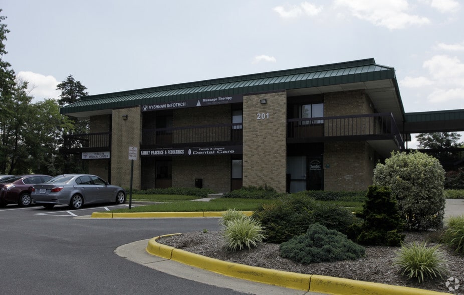 201-203 Elden St, Herndon, VA for lease - Primary Photo - Image 2 of 3