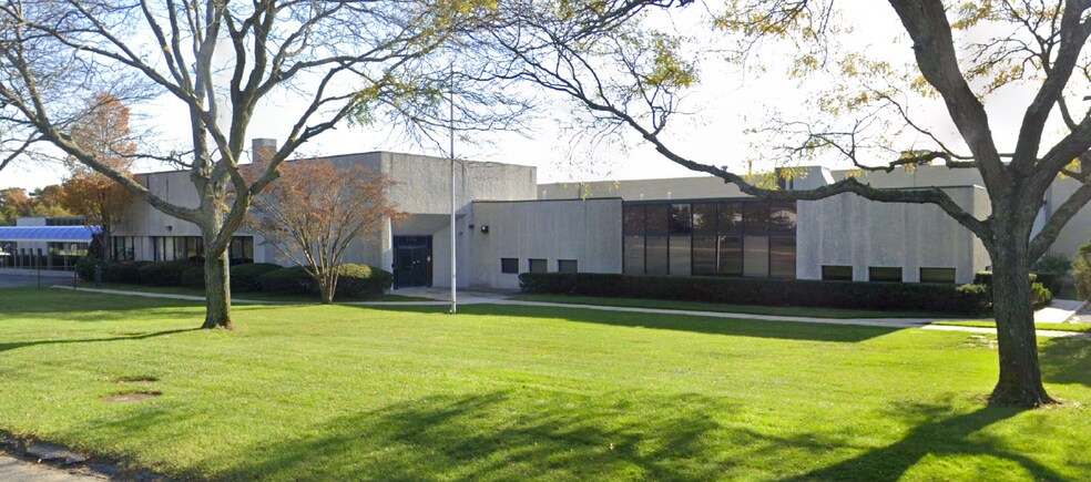 445 Sills Rd, Yaphank, NY for lease - Building Photo - Image 2 of 6