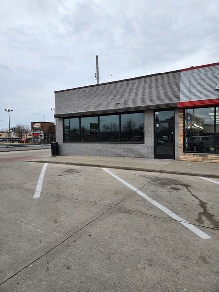 13631 W 9 Mile Rd, Oak Park, MI for lease - Building Photo - Image 2 of 6