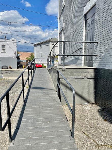 214-228 Msgr Kemezis Pl, Elizabeth, NJ for lease - Building Photo - Image 3 of 31