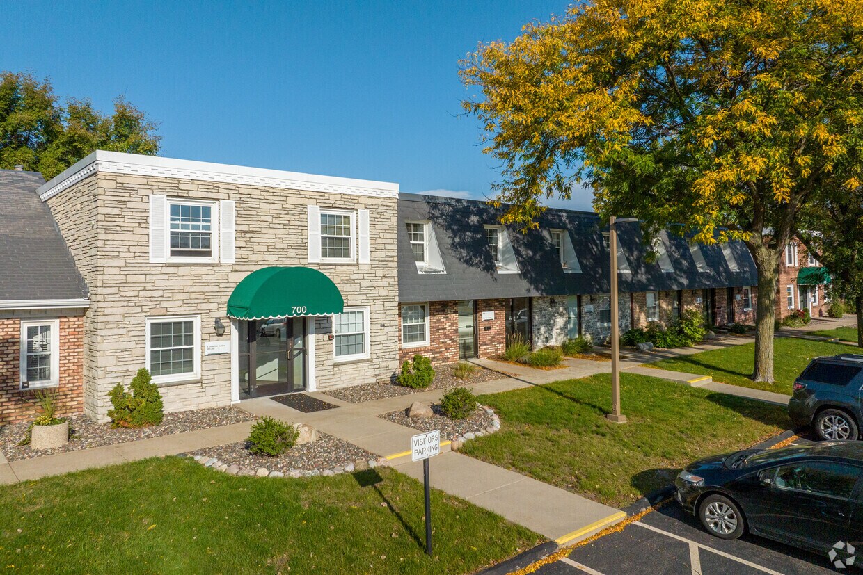 700 Twelve Oaks Center Dr, Wayzata, MN for sale Primary Photo- Image 1 of 1