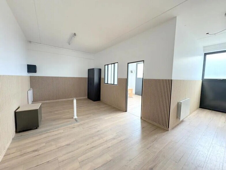 Flex in Herblay-sur-Seine for lease - Interior Photo - Image 3 of 9