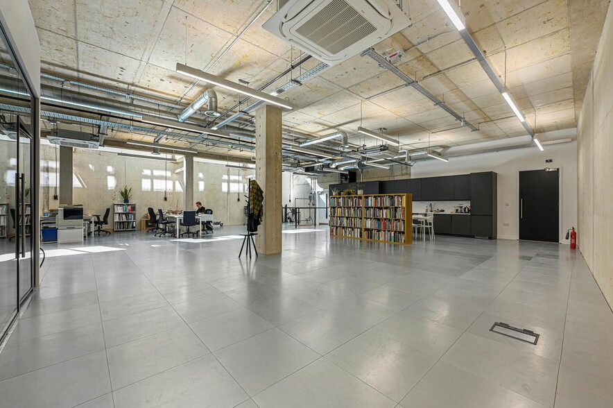 1-6 Centric Clos, London for lease - Interior Photo - Image 3 of 8