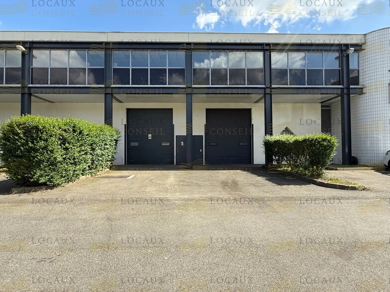 Flex in Trappes for lease - Building Photo - Image 3 of 8
