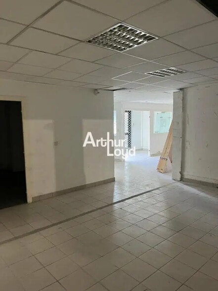 Flex in Antibes for lease - Interior Photo - Image 3 of 6