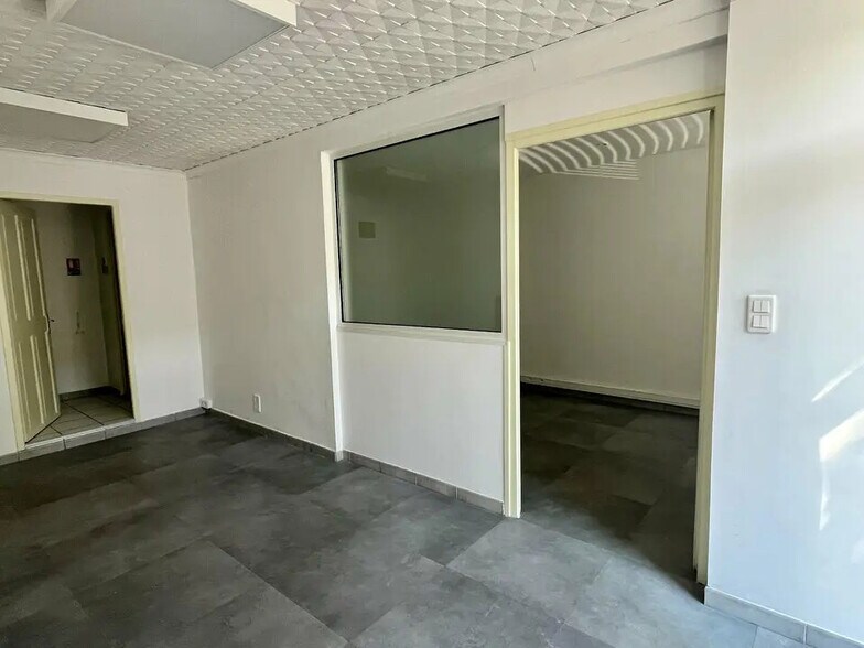 Office in Monteux for lease - Interior Photo - Image 3 of 8