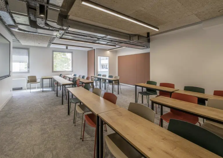 Office in Paris for lease Interior Photo- Image 1 of 1