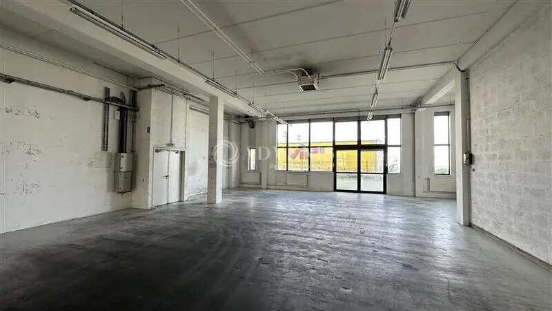 Flex in Noisy-le-Sec for lease - Interior Photo - Image 2 of 6