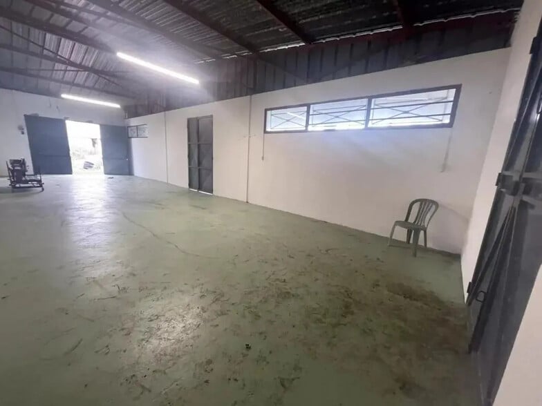 Industrial in Fréjus for lease - Interior Photo - Image 3 of 6