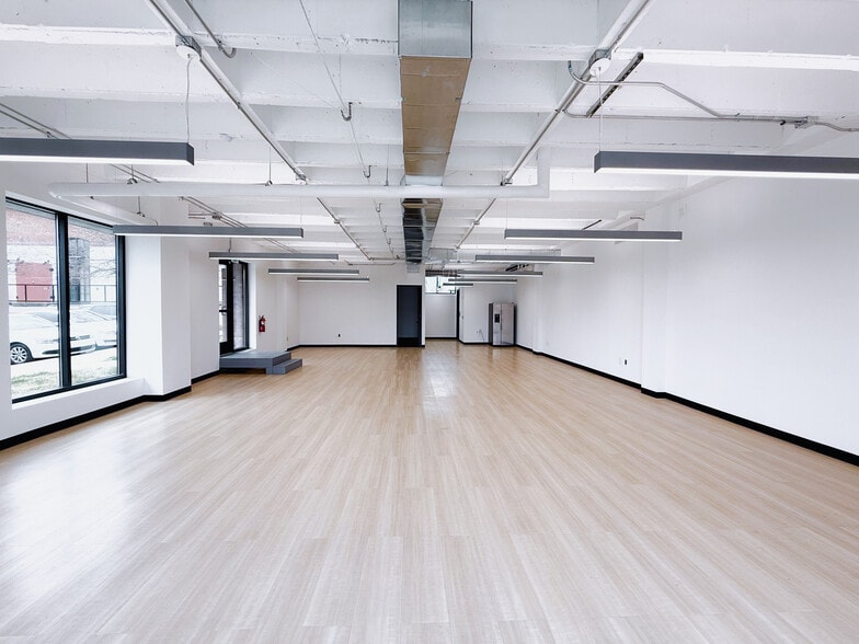 1111 Hawthorne Ln, Charlotte, NC for lease - Interior Photo - Image 2 of 8