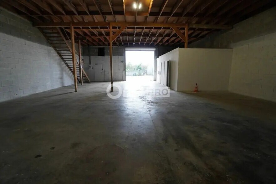 Flex in Arc-sur-Tille for lease - Interior Photo - Image 2 of 10