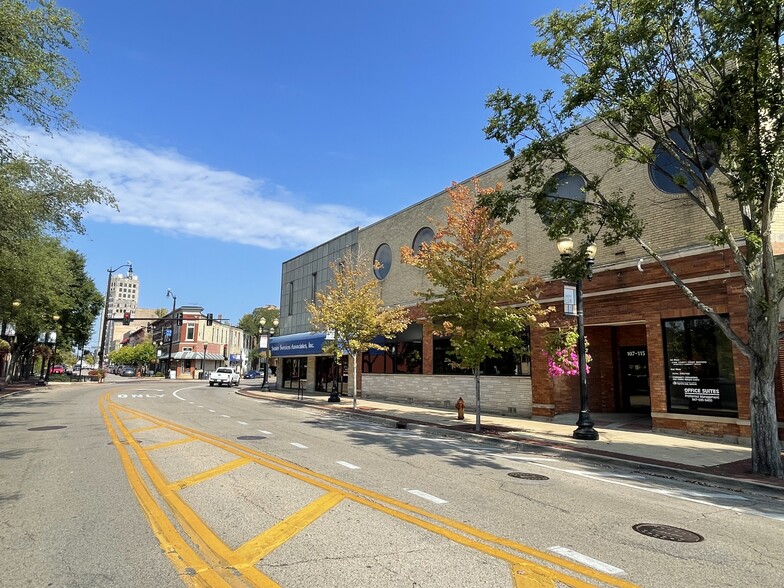 105-115 S Grove Ave, Elgin, IL for lease - Building Photo - Image 1 of 19