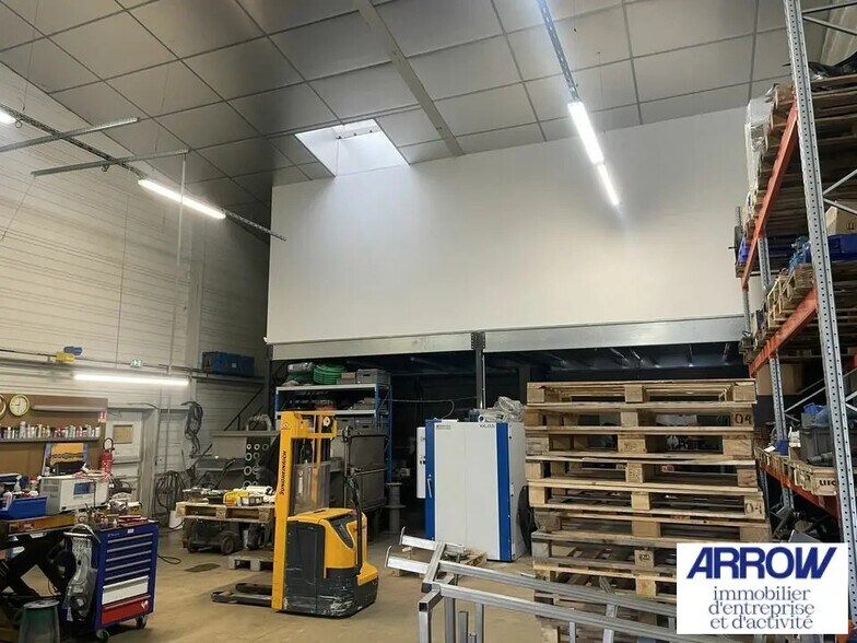 Flex in LES SORINIÈRES for lease - Building Photo - Image 2 of 6