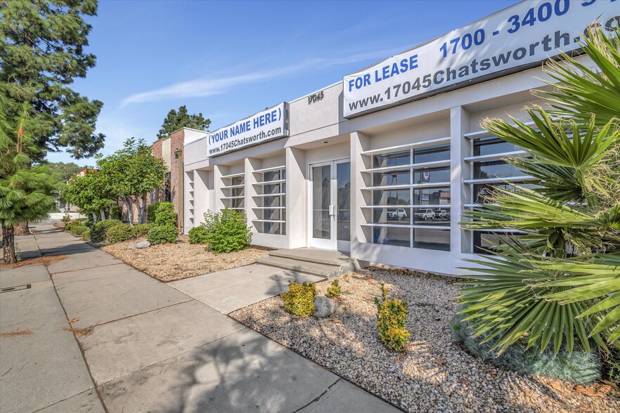 17045 Chatsworth St, Granada Hills, CA for lease - Building Photo - Image 3 of 4