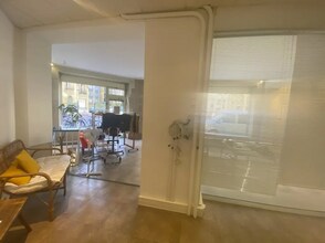 Retail in Paris for lease Interior Photo- Image 2 of 5