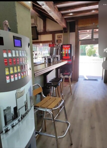 Retail in Alcalá de Henares, Madrid for lease - Interior Photo - Image 1 of 6