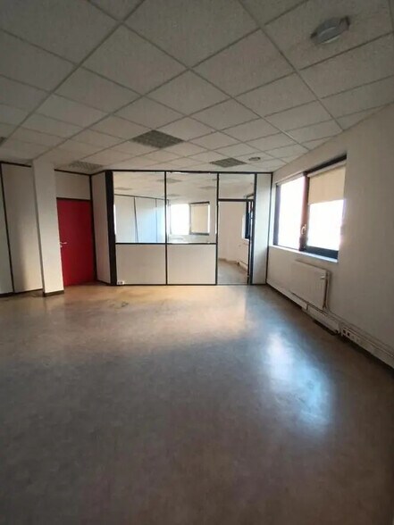 Office in Le Havre for lease - Building Photo - Image 2 of 3