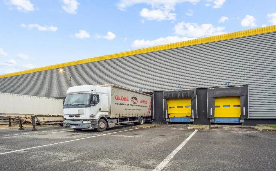 Industrial in Mitry-Mory for lease - Building Photo - Image 1 of 9