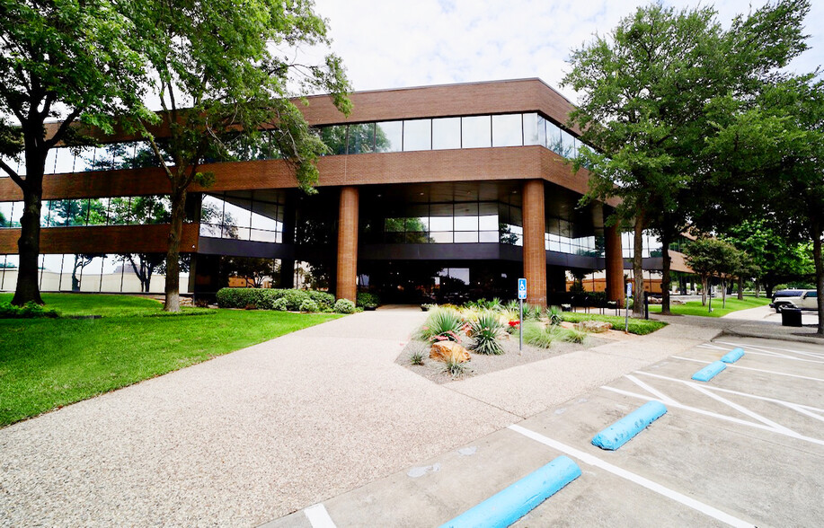 524 E Lamar Blvd, Arlington, TX for lease - Building Photo - Image 1 of 6