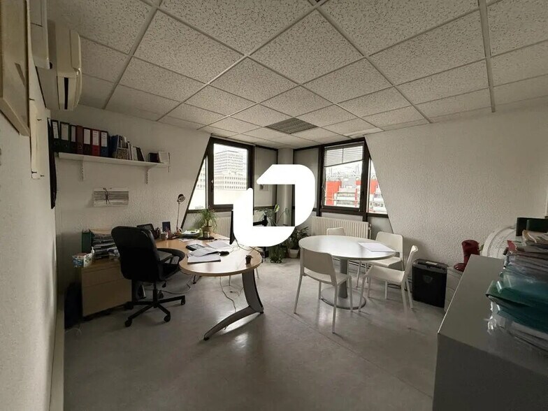 Office in Grenoble for lease - Interior Photo - Image 3 of 12