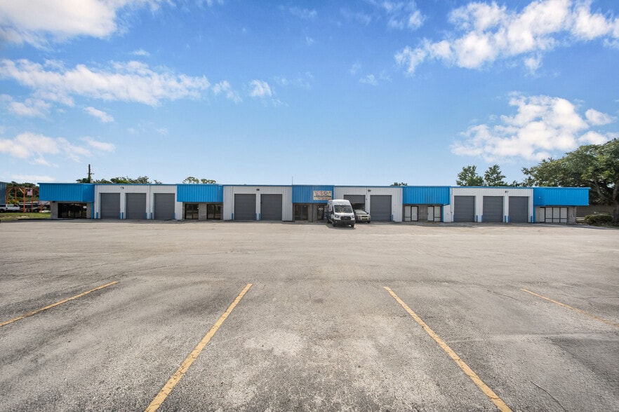 2205 Forsyth Rd, Orlando, FL for lease - Building Photo - Image 2 of 8