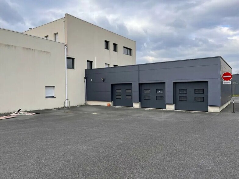 Office in Auray for lease - Building Photo - Image 2 of 5