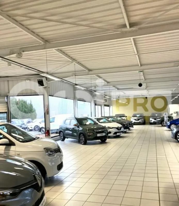 Retail in Fleury-les-Aubrais for lease Building Photo- Image 1 of 5