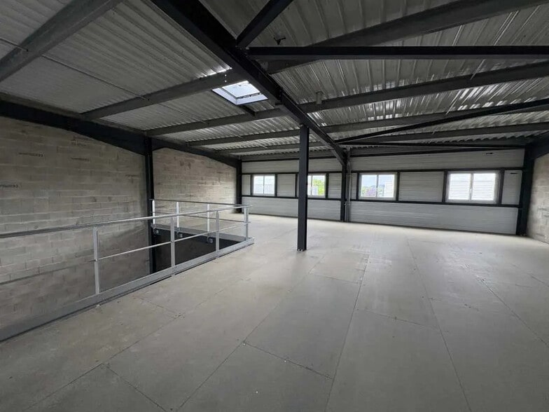 Flex in Sacy-le-Grand for lease - Interior Photo - Image 3 of 3