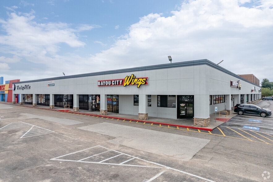 3800 Spencer Hwy, Pasadena, TX for lease - Building Photo - Image 2 of 13