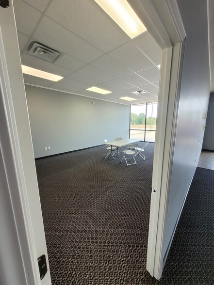 100 Kingsbury Blvd, Fredericktown, MO for lease - Interior Photo - Image 2 of 10