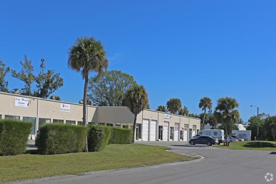 8233 Gator Ln, West Palm Beach, FL for lease - Building Photo - Image 1 of 2