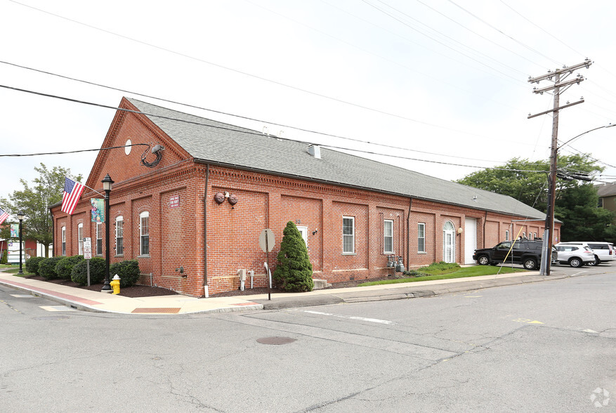 58 W Main St, Plainville, CT for sale - Primary Photo - Image 1 of 1