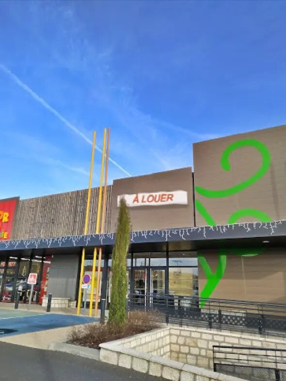 Retail in Chasseneuil-du-Poitou for lease Building Photo- Image 1 of 5