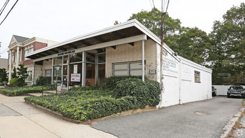 5254 Merrick Rd, Massapequa, NY 11758