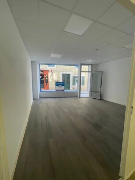 Retail in Lourdes for lease - Interior Photo - Image 3 of 6