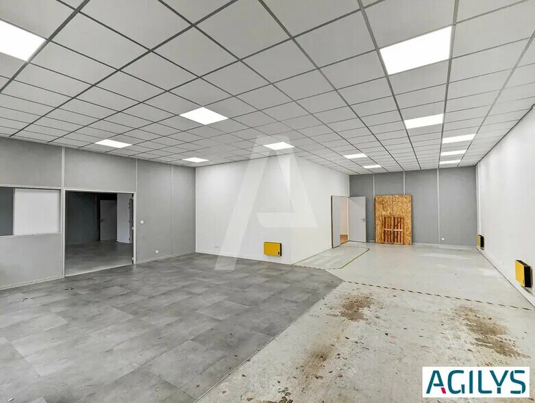 Flex in Les Ulis for lease - Building Photo - Image 3 of 13