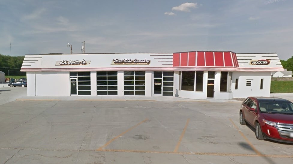 208 College Dr, Decorah, IA for sale - Building Photo - Image 1 of 1