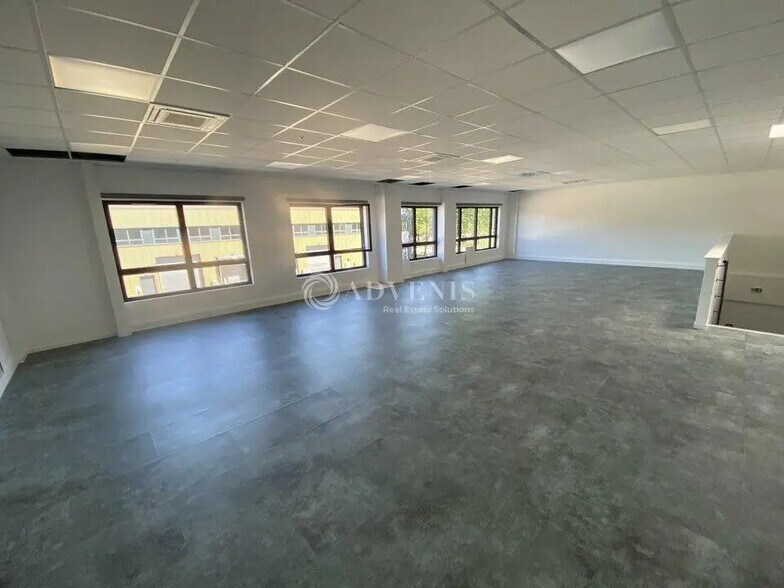 Flex in Trappes for lease - Interior Photo - Image 3 of 6