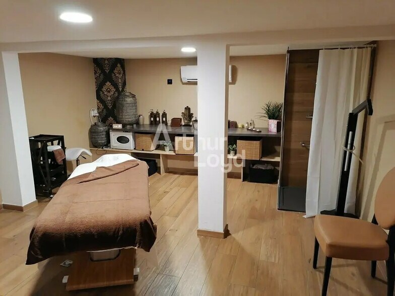 Retail in Chambéry for lease - Building Photo - Image 2 of 15