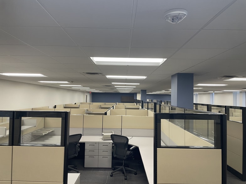 8267 Elmbrook Dr, Dallas, TX for lease - Interior Photo - Image 2 of 31