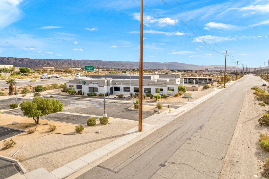 690 W Garnet Ave, Palm Springs, CA for lease - Building Photo - Image 2 of 11