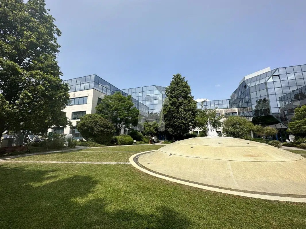Office in Les Ulis for lease Building Photo- Image 1 of 16