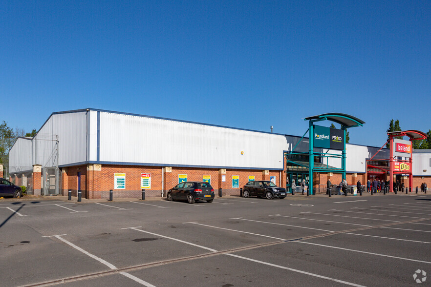 Waterside Retail Park portfolio of 3 properties for sale on LoopNet.com - Primary Photo - Image 2 of 3