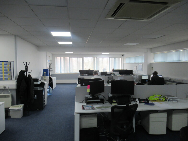 East Rd, London for lease - Interior Photo - Image 3 of 6